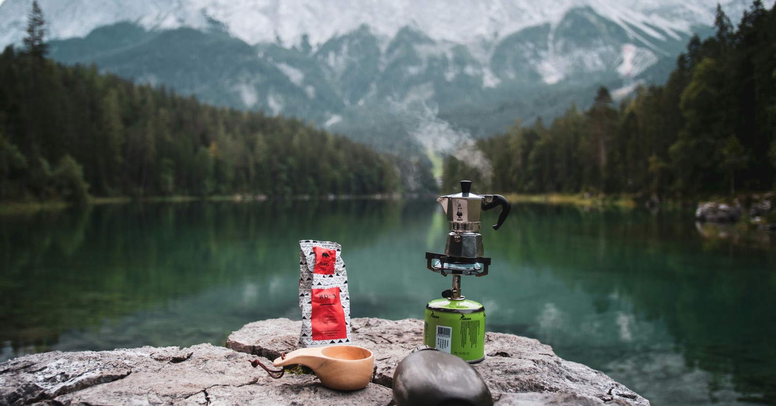 小分けしたコーヒーとドリッパーを登山用に準備する様子