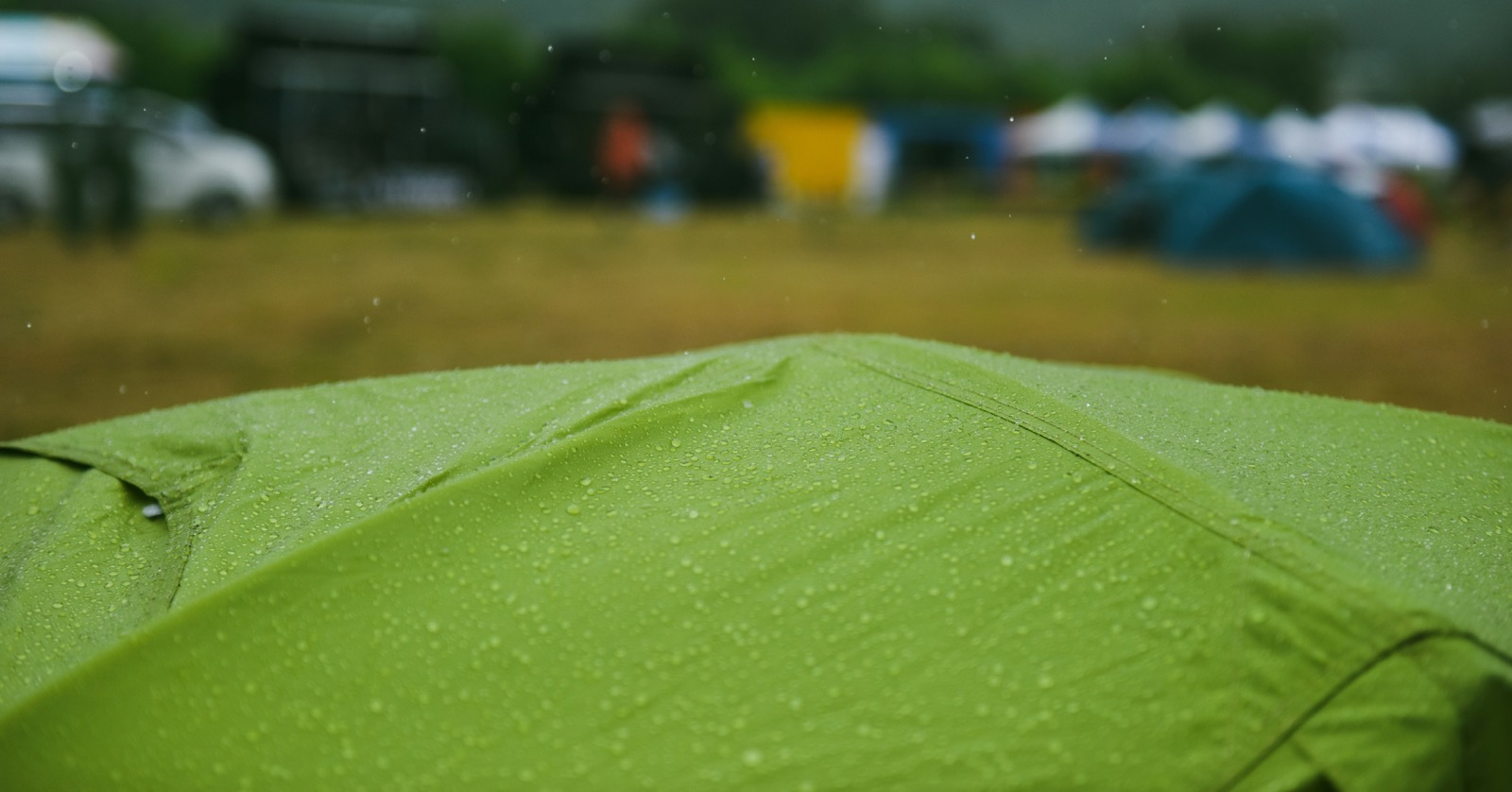 朝露でフライシートに水滴が付いた登山用テント